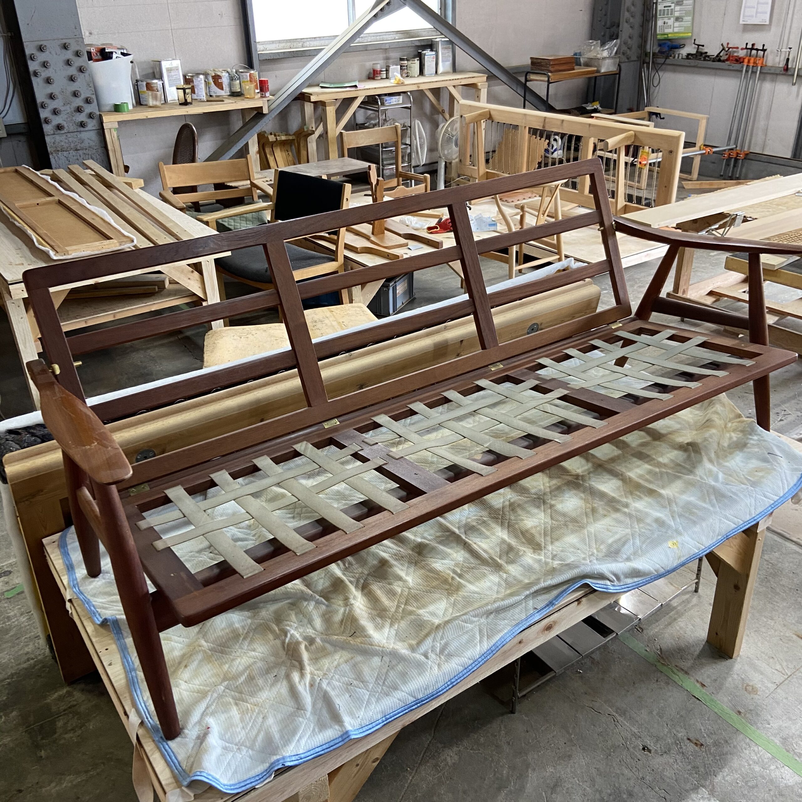 Hans J. Wegner（ウェグナー）　GE270 3-seater sofa　剥離作業